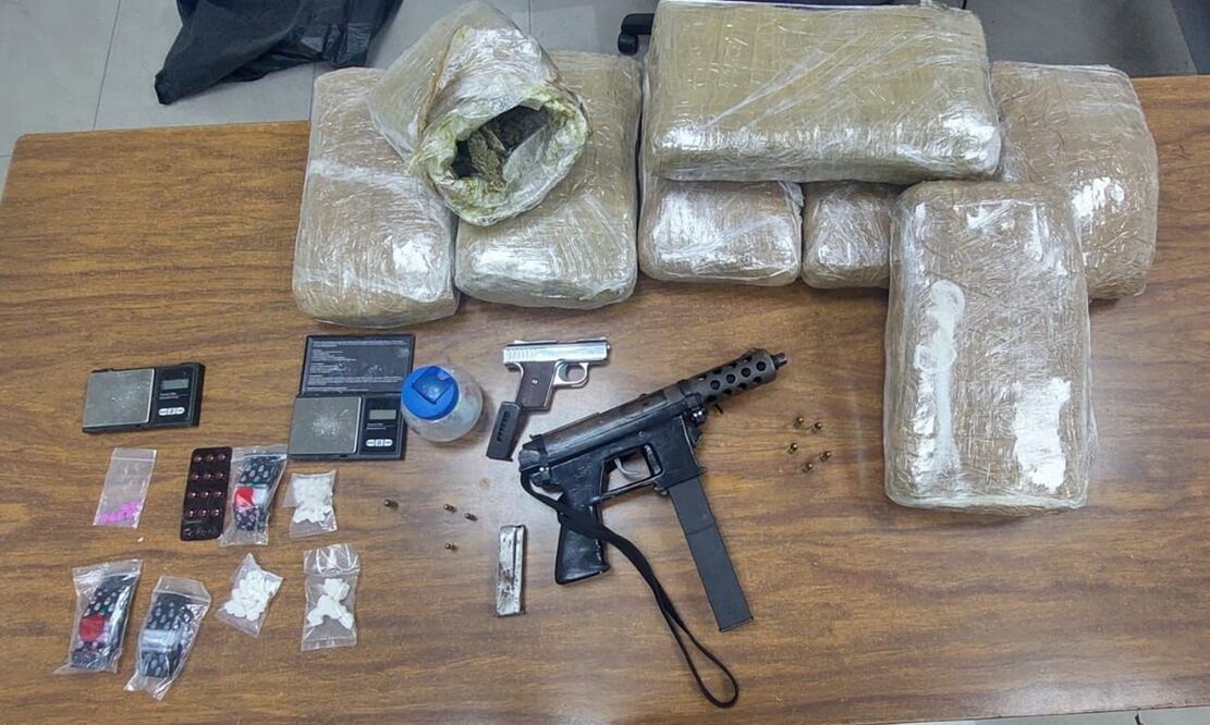 Fue hallada un arma de fuego tipo ametralladora, calibre 9 milímetros con cartuchos útiles y un arma de fuego tipo escuadra calibre .25 milímetros. FOTO: Especial/EL UNIVERSAL/