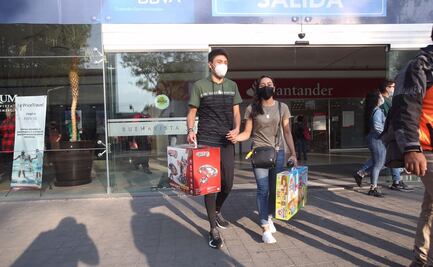 Ayudantes de Reyes Magos recorren plazas comerciales de la CDMX para encontrar las mejores ofertas