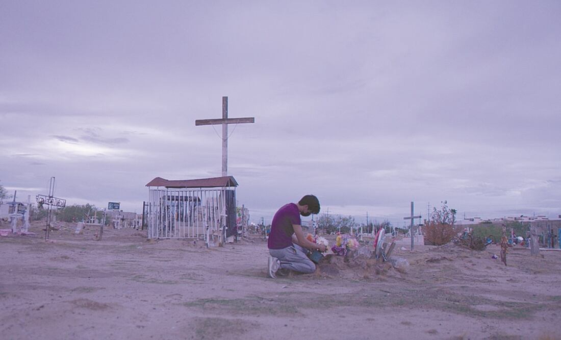 Un joven lleva flores a uno de los cementerios en Ciudad Juárez, Chihuahua. El derecho de piso en México ha crecido 46%, pero Juárez parece haber dejado atrás los peores años. Fotos: Javier García