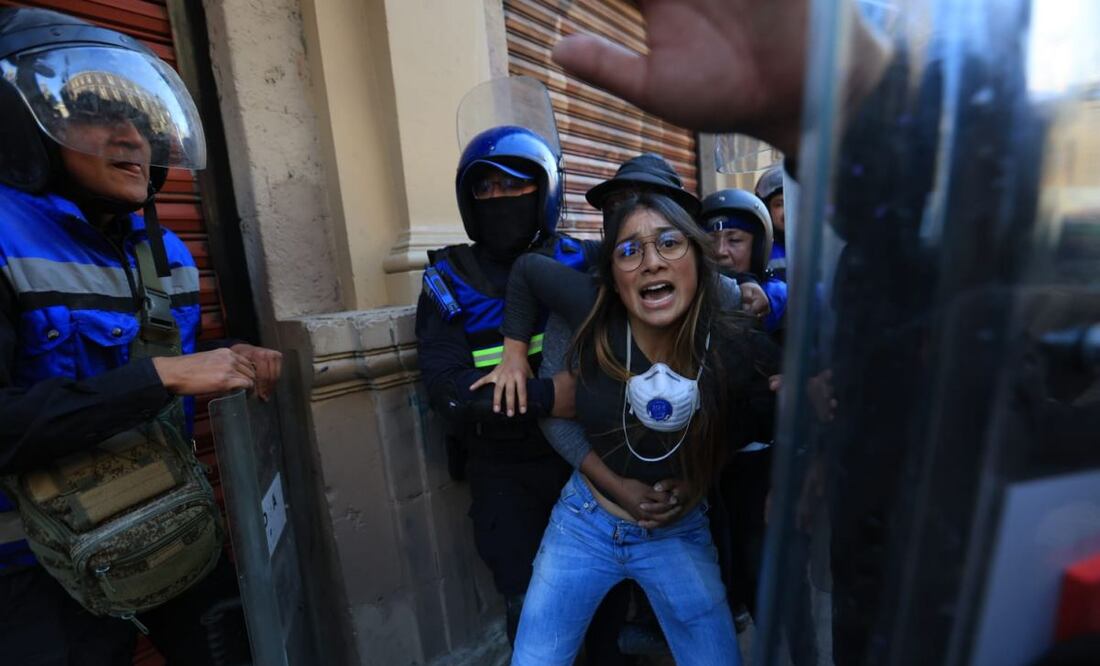 Detienen a manifestantes de la marcha de la generación Z y en apoyo a Carlos Manzo (15/11/2025). Foto: Francisco Rodríguez/EL UNIVERSAL