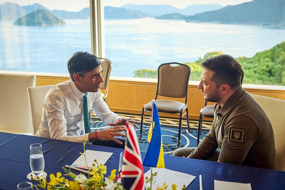 El primer ministro británico, Rishi Sunak, con el presidente de Ucrania, Volodimir Zelensky, durante una reunión en Hiroshima, en el segundo día de la Cumbre del G7. Foto: AFP