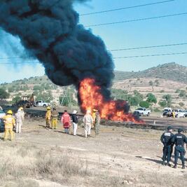 Provocan incendio de ducto en Axapusco