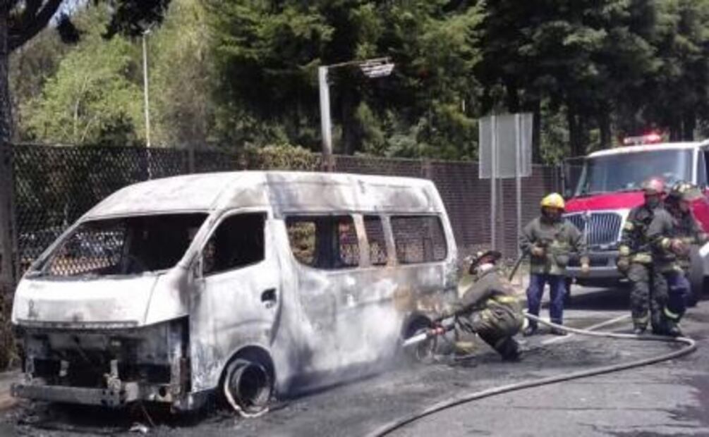 Controlan incendio de combi en Periférico Norte