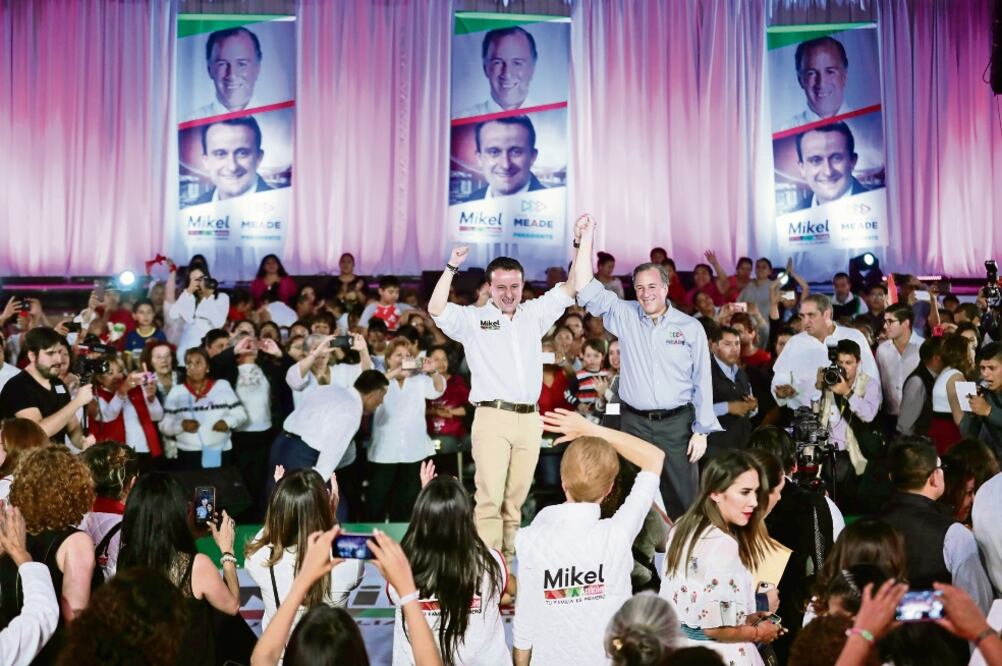 Mikel Arriola en compañía del candidato presidencial del PRI, PVEM y Panal, José Antonio Meade, en un encuentro con mujeres priístas (ALEJANDRA LEYVA. EL UNIVERSAL)