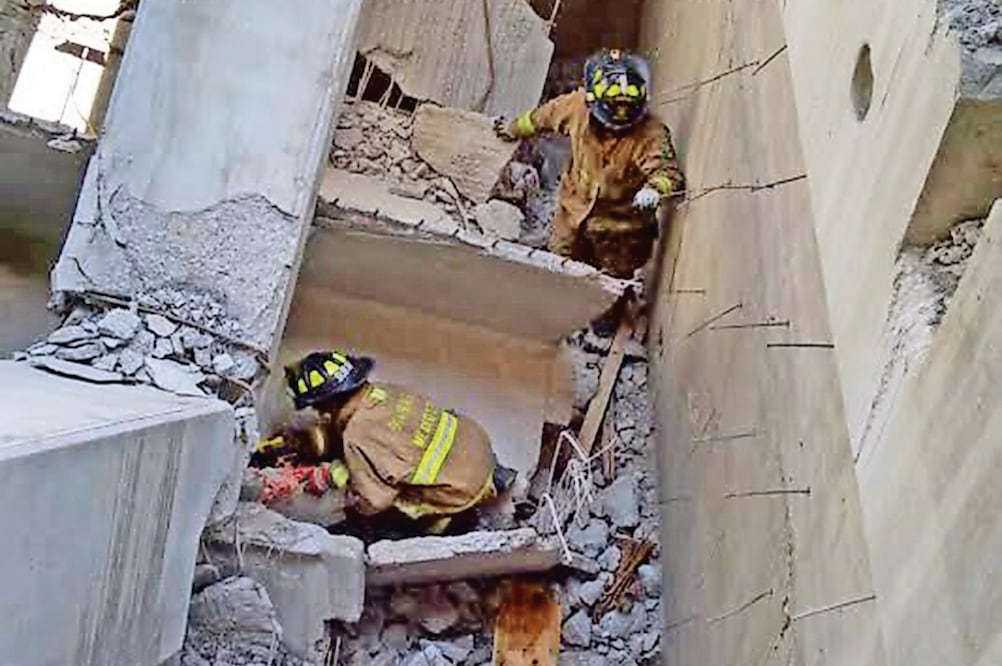 Los bomberos realizaron una intensa supervisión de la construcción que cobró la vida de siete personas tras colapsar, el pasado lunes. (CDMX)