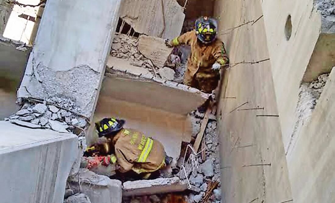 Los bomberos realizaron una intensa supervisión de la construcción que cobró la vida de siete personas tras colapsar, el pasado lunes. (CDMX)