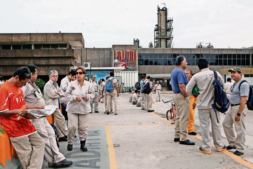 Alrededor de 200 personas esperan a las puertas de Pemex por una oportunidad laboral. Muchos de ellos cuentan con hasta 15 años de experiencia (VALENTE ROSAS)