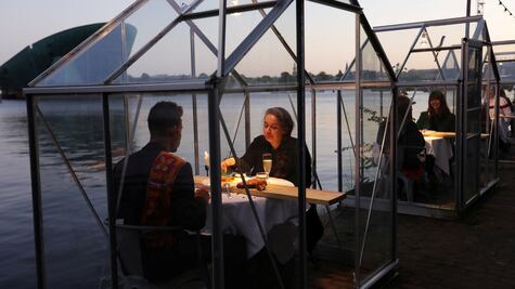 Las ingeniosas ideas adoptadas por negocios en todo el mundo para reabrir en la era del distanciamiento social