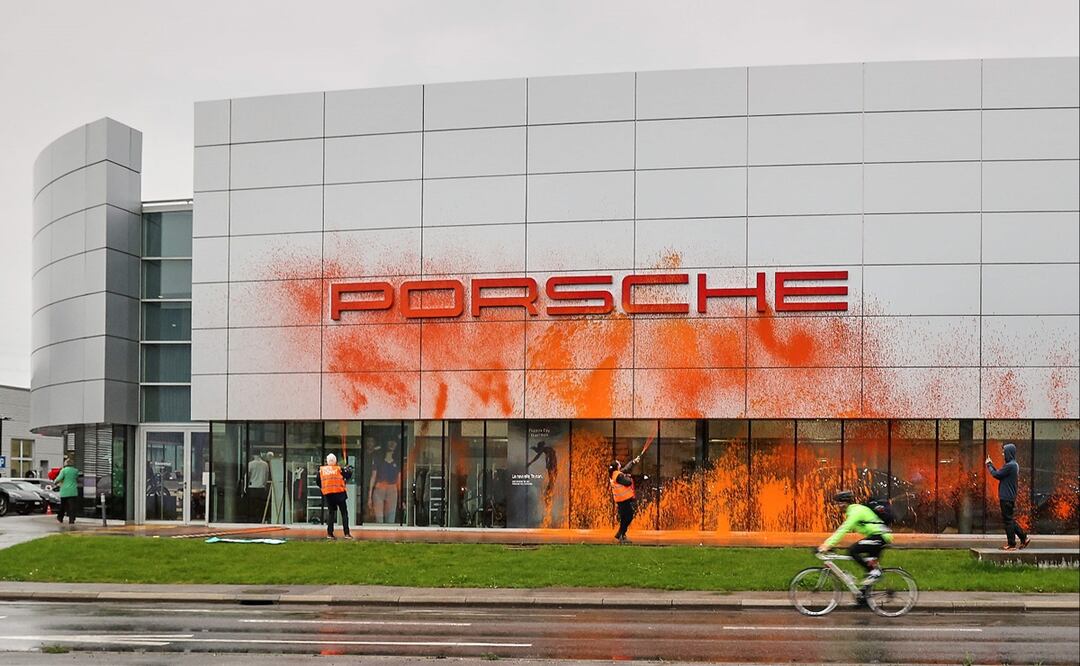 La campaña de activistas climáticos pide a Suiza prohibir la venta de automóviles nuevos propulsados por combustibles fósiles a partir de 2025. Foto: AFP