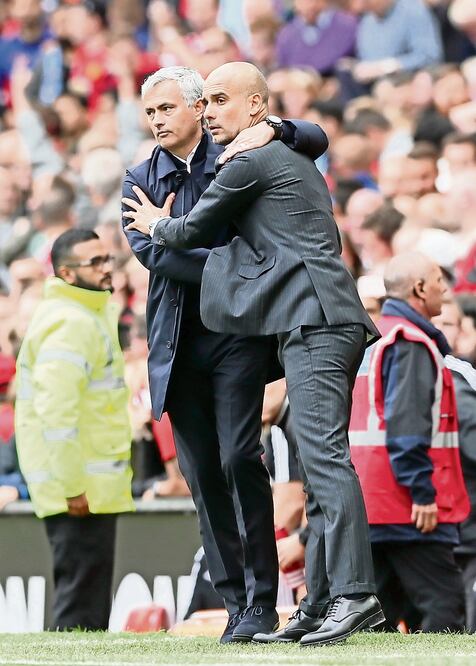 “Mo u” y Pep se abrazaron al término del cotejo (MARTIN RICKETT. AP)