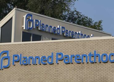 Corte Suprema permite a estados cortar fondos a Planned Parenthood; es el principal proveedor de abortos de EU