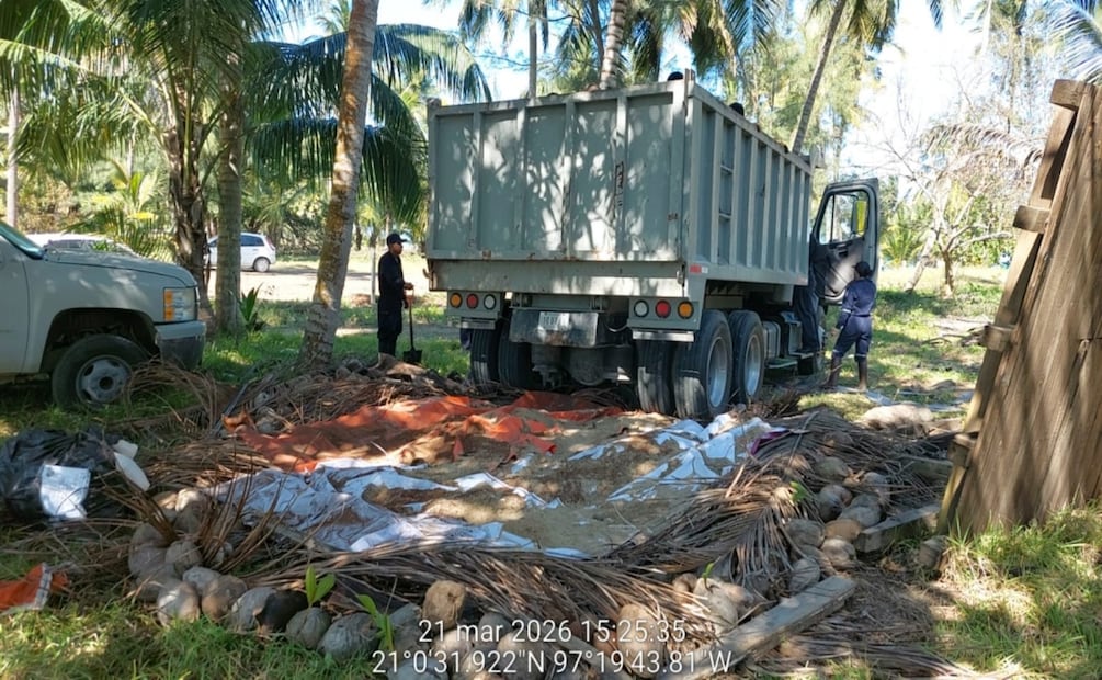 Limpian playas de Veracruz por hidrocarburo; recolectan 8 toneladas en el norte del estado. Foto: Especial