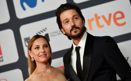 Diego Boneta con Renata Notni y Diego Luna se niega a hablar de Star Wars: Así fue la alfombra roja de los Premios Platino