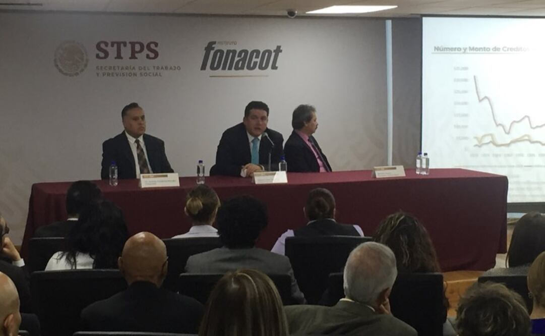 Alberto Ortiz Bolaños, Director General de Fonacot, encabeza la ceremonia con motivo del 45 Aniversario del Instituto (Tomada de Twitter @Fonacot_oficial)