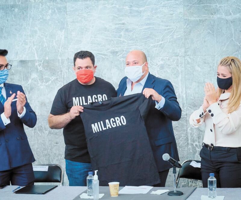 Enrique Alfaro (segundo de izq. a der.), dijo que no permitirá que ningún niño con cáncer se quede sin medicamentos. 