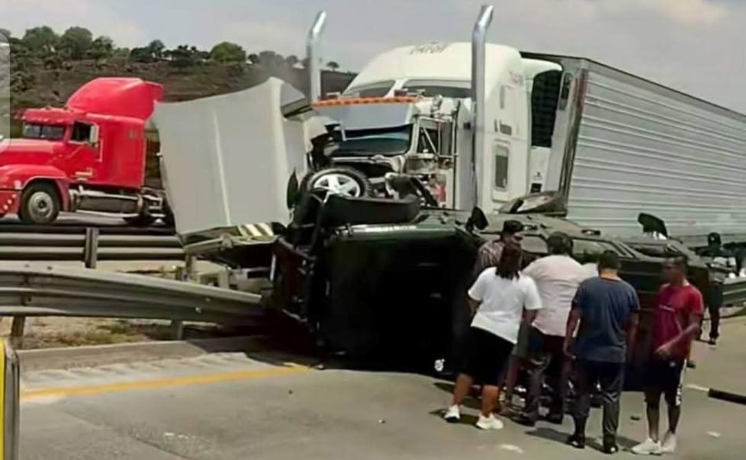 Choque entre tráiler y camioneta provoca intensa carga vehicular en la autopista México-Querétaro (02/05/2025). Foto: Especial