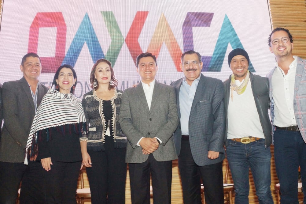 Al anunciar la campaña “Oaxaca: donde Dios nunca muere”, el secretario de Turismo del estado, Juan Carlos Rivera (centro), dijo que en noviembre y diciembre se promoverán destinos como Puerto Escondido y Huatulco. (EDWIN HERNÁNDEZ. EL UNIVERSAL)