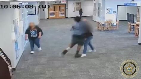 VIDEO: Arrestan a estudiante en Florida por golpear a mujer que le quitó su Nintendo