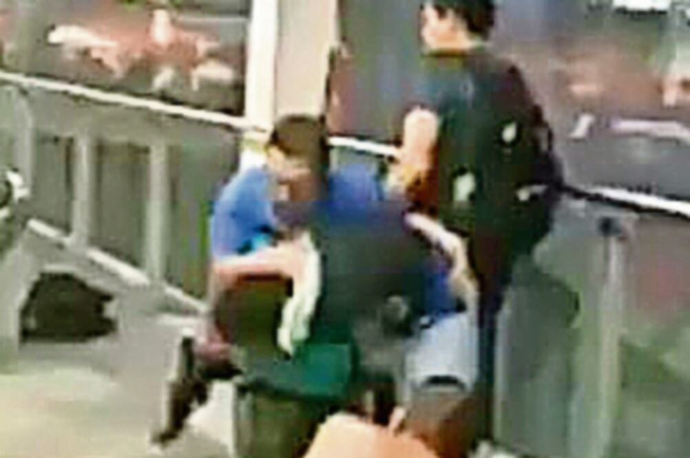 Gresca en el Metro. Un usuario bajó la palanca del Metro para dar aviso a las autoridades sobre una pelea entre al menos 20 personas (ESPECIAL)