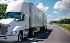 Senadora del PVEM busca prohibir circulación de remolques y camiones con más de 20 años de antigüedad; señala riesgos