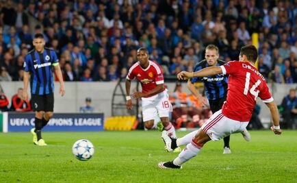 'Chicharito' tira penal... y lo falla en Champions