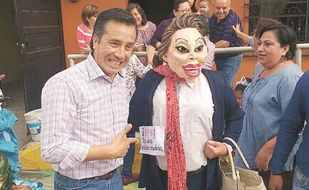 Posa Cuitláhuac... junto a Elba Esther