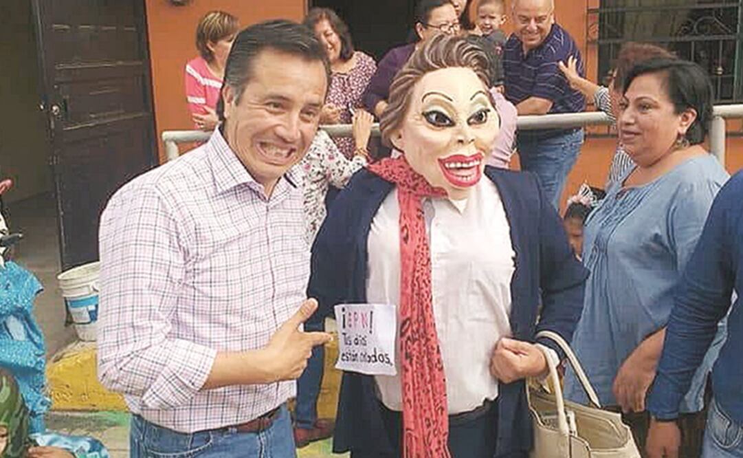 Cuitláhuac García Jiménez, gobernador electo de Veracruz junto a una persona caracterizada como Elba Esther Gordillo. (FOTO: archivo. EL UNIVERSAL)