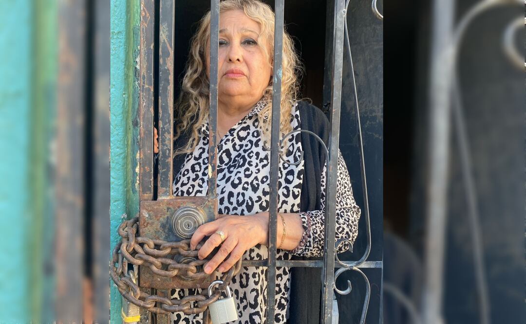 La señora Marcela Ramírez se metió a su casa y sacó las pertenencias de una mujer que invadió su vivienda en Sonora (08/04/2025). Foto: Amalia Escobar / EL UNIVERSAL