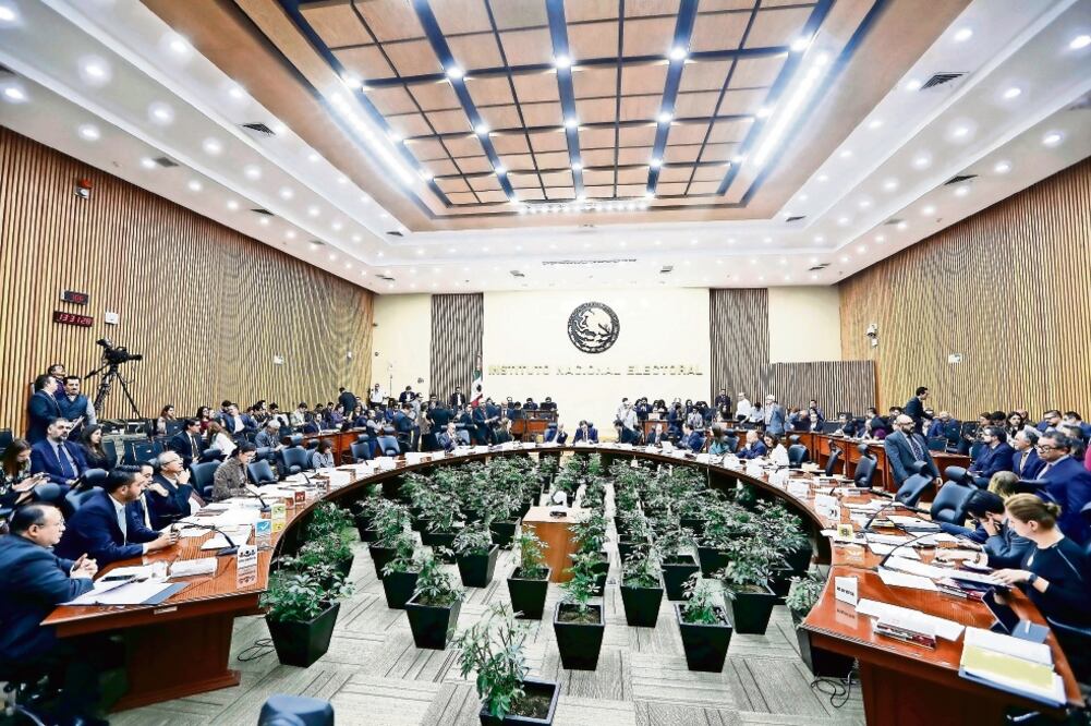 El tope de gastos por candidatura presidencial de cada una de las tres coaliciones en competencia es de 429.6 millones de pesos (ARCHIVO EL UNIVERSAL)