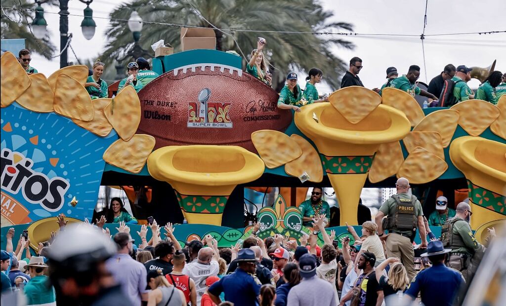 Miles de personas participan este sábado 8 de febrero de 2025 en el gran desfile del Super Bowl LIX en el que se enfrentarán los Chiefs de Kansas City contra las Águilas de Philadelphia, en el Caesars Superdome en Nueva Orleans. Foto: EFE