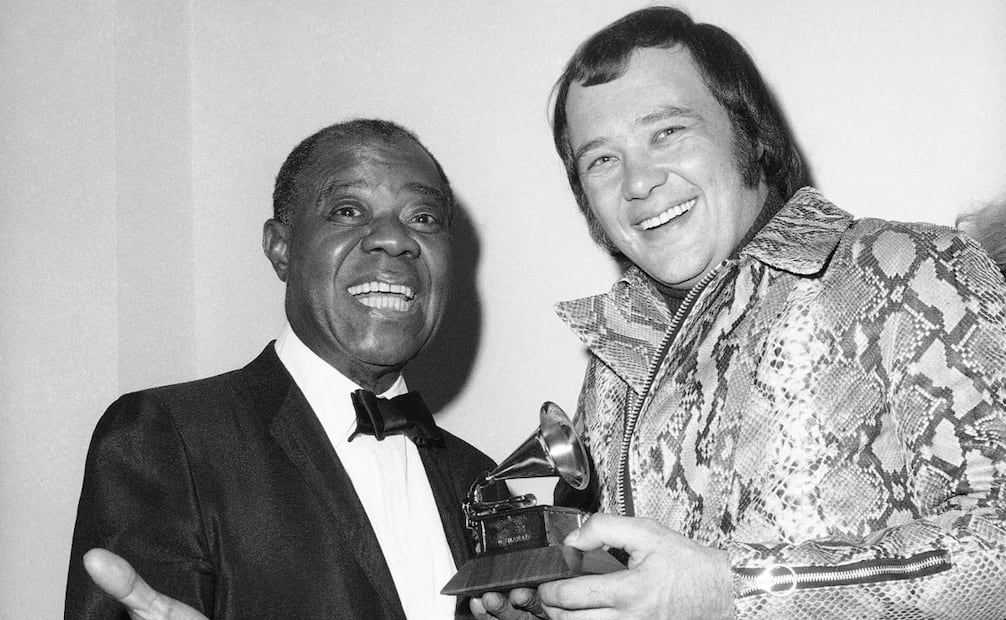 Louis Armstrong, a la izquierda, entrega un premio Grammy a David Clayton-Thomas, vocalista del grupo de rock Blood, Sweat and Tears, en Nueva York, el 11 de marzo de 1970.
Foto AP/Dave Pickoff, archivo.