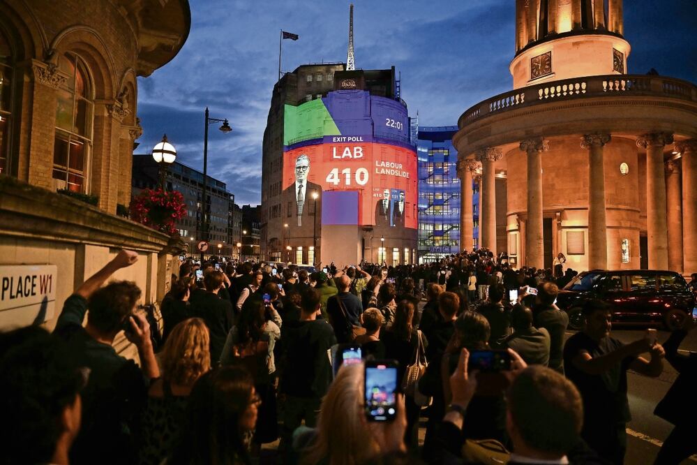 En la sede de la British Broadcasting Corporation, en Londres, se proyectó una encuesta en la que el Partido Laborista liderado por Keir Starmer obtenía la mayoría en los comicios. Foto: de OLI SCARFF. AFP