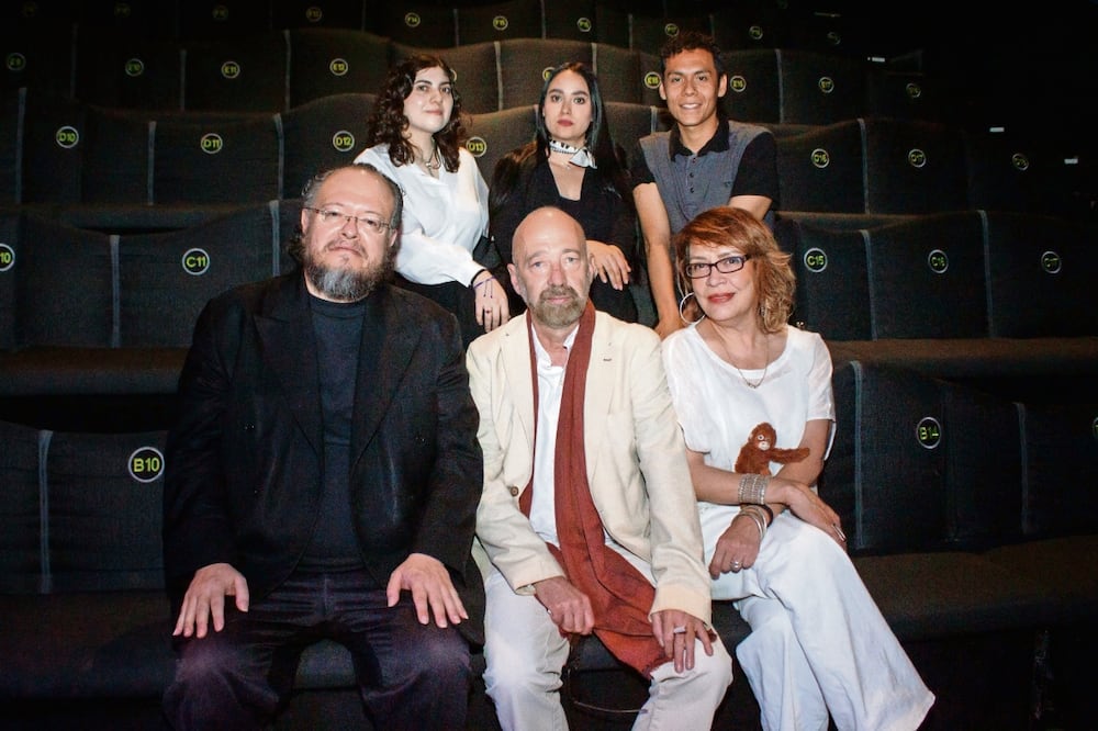 En la presentación, (arriba) Mona Olivo Garro, Paola Gigi, Rami Ramírez; y (abajo) Sergio Zurita, Rodrigo Johnson y Carmina Narro. Foto: Yaretzy M. Osnaya | El Universal