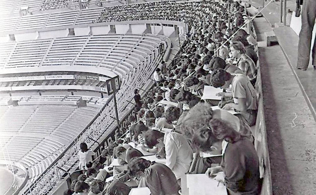 “En una gigantesca aula está convertido el Estadio Azteca”, describió el reportero de
EL UNIVERSAL, Salvador Rico, en 1983. Foto: ARCHIVO EL UNIVERSAL
