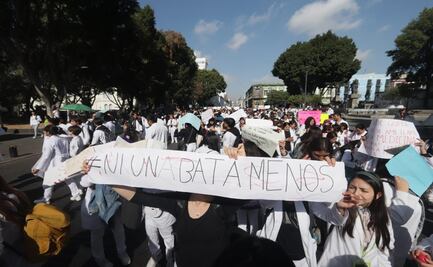 “Ni una bata menos”, exigen tras asesinato de tres estudiantes de Medicina y un chofer en Puebla