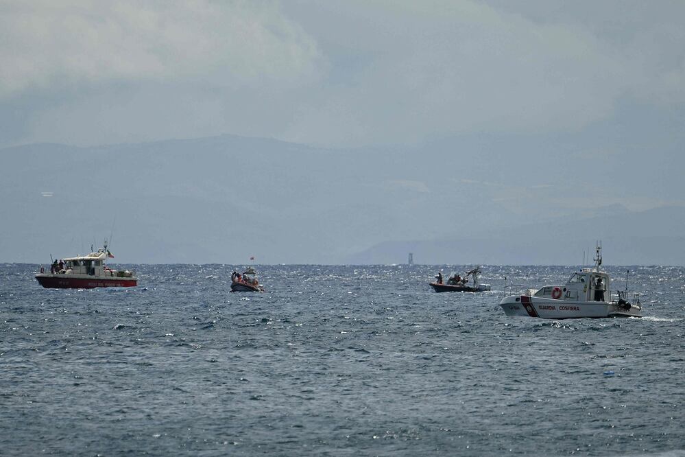 Botes de rescate frente a la costa de Porticello, un día después del naufragio del yate de lujo Bayesian, de bandera británica en Sicilia. FOTO: AFP