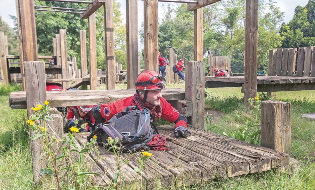 Los rescatistas entrenan los fines de la semana para estar preparados en caso de alguna contingencia o desastre natural (YADÍN XOLALPA)