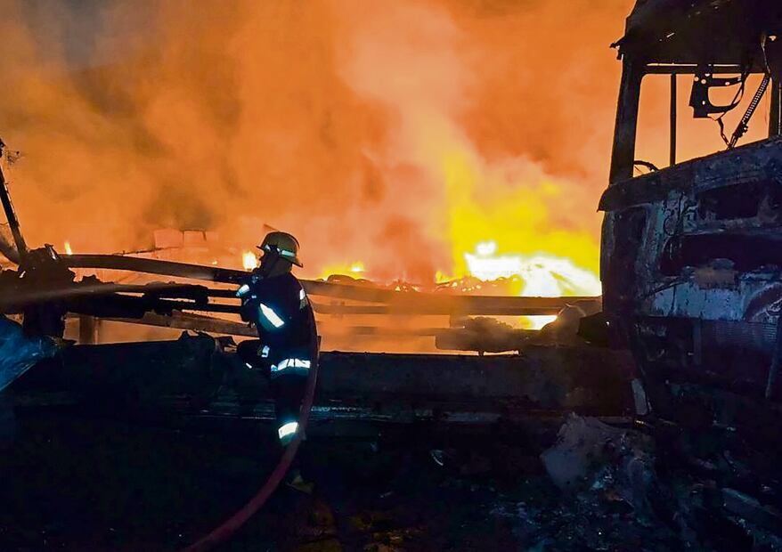 Equipos de emergencia y rescate en el área donde un dron impactó contra la infraestructura portuaria del río Danubio, Ucrania, el 3 de septiembre pasado, en medio de la invasión rusa. Foto: EFE