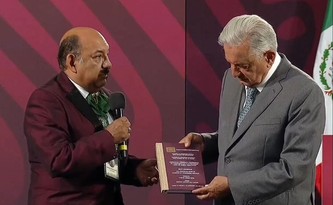 Escuela Carlos Septién desconoce tesis de Lord Molécula tras pedirle AMLO que se la firmara. Foto: Captura de pantalla