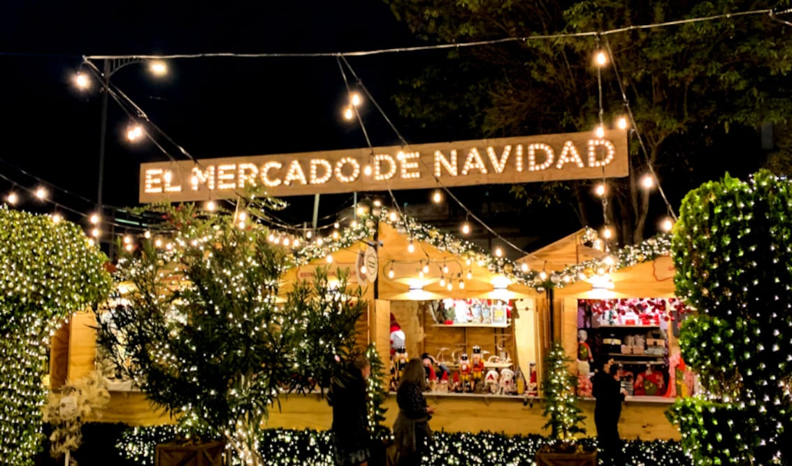 El Mercado de la Navidad recrea una villa europea con decoración monumental. Foto: Palacio de Hierro