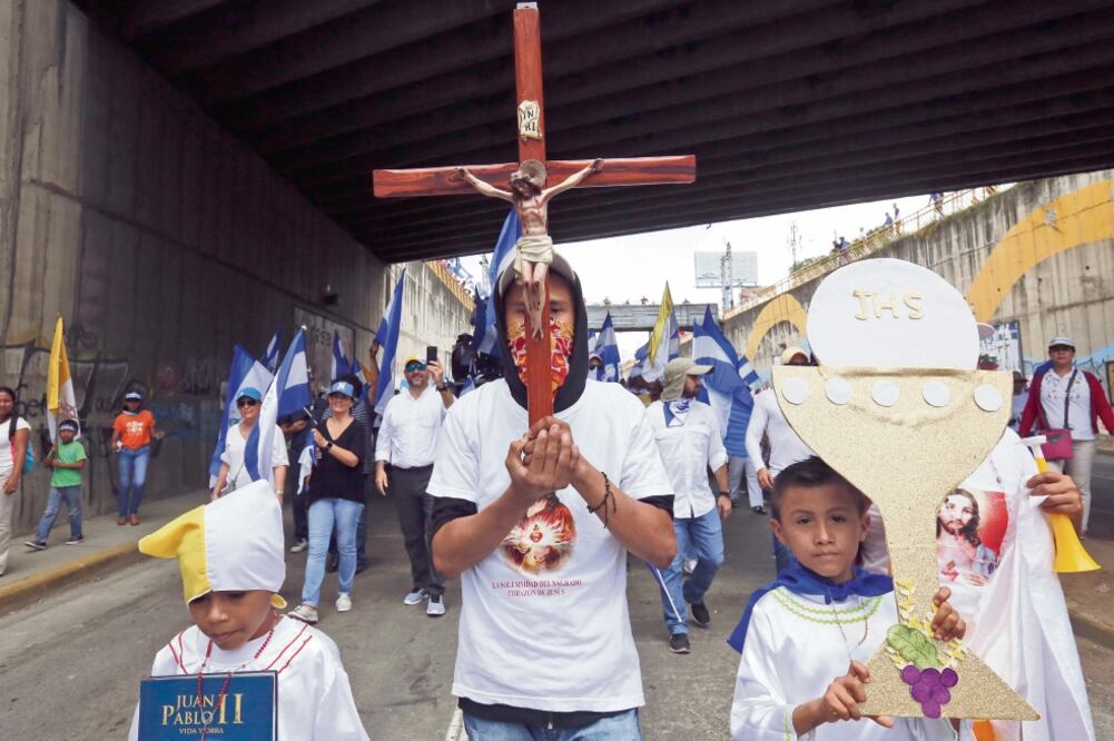 Manifestantes antigubernamentales marchan en apoyo de la Iglesia, en medio de los recientes ataques de grupos progubernamentales, en Managua, Nicaragua. (ALFREDO ZUNIGA. AP)