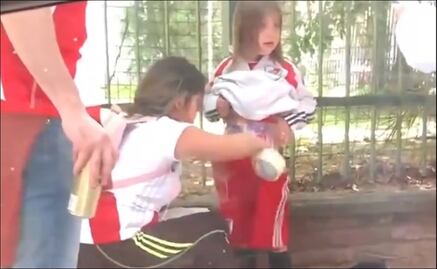 Detienen a mujer que escondió bengalas en niño