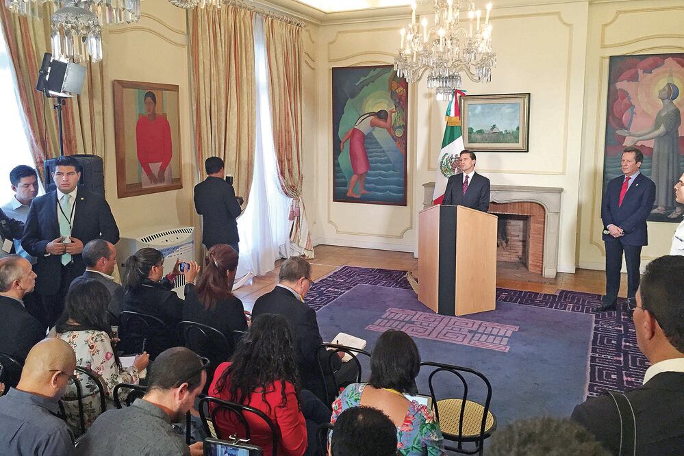 En París, el presidente Enrique Peña Nieto dijo que giró instrucciones para que se investigue si funcionarios de El Altiplano están involucrados en la fuga