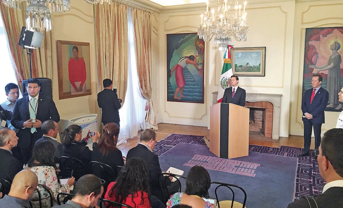 En París, el presidente Enrique Peña Nieto dijo que giró instrucciones para que se investigue si funcionarios de El Altiplano están involucrados en la fuga