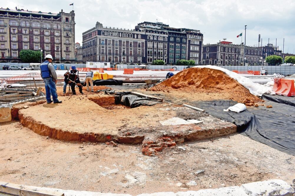 La Secretaría de Obras cubrirá la plataforma hallada en el Zócalo, que data de 1843, con malla geotextil, para posteriormente rellenar con tepetate. (SOBSE)