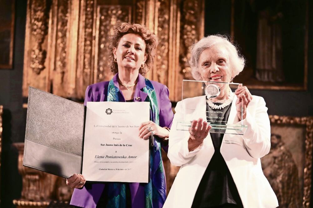 Carmen Beatriz López Portillo, rectora del Claustro, y Elena Poniatowska, durante la ceremonia de anoche. (BERENICE FREGOSO. EL UNIVERSAL)