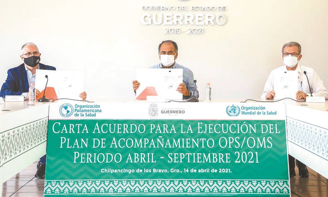 El gobernador Héctor Astudillo Flores firma la carta-acuerdo con la OPS/OMS. Foto: Especial.