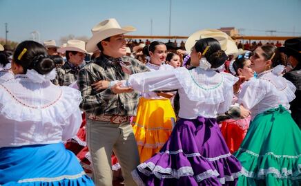 Rompen récord en la Polka Monumental; más de 3 mil bailarines celebran el Día del Folklore Chihuahuense