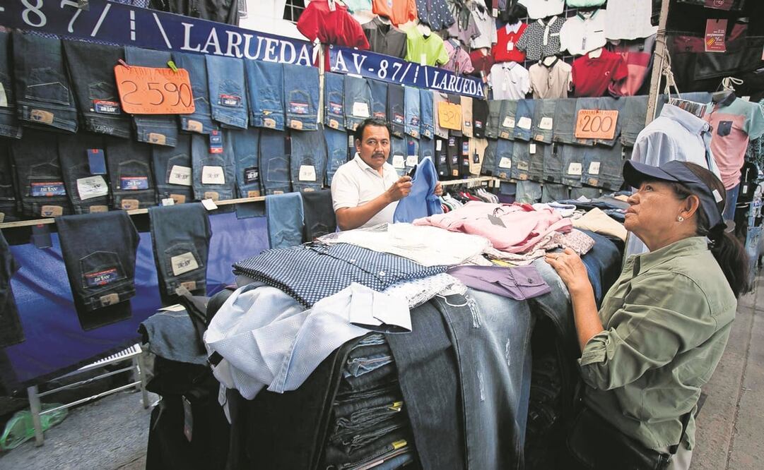 La informalidad eleva el número de personas con ingreso insuficiente para cubrir el costo de la canasta alimentaria. Foto: Archivo / EL UNIVERSAL