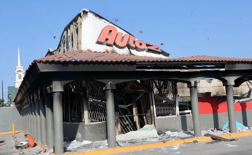 La carretera que conecta el puerto turístico de Puerto Vallarta con la delegación de Ixtapa fue escenario de narcobloqueos, rapiña e incendios durante la jornada violenta del domingo 22 de febrero de 2026. Foto: Juan Carlos Williams/ EL UNIVERSAL
